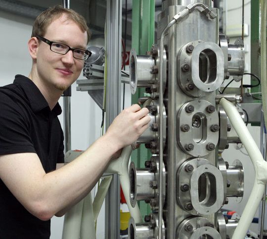 Wissenschaftler des SFB 716 der Universität Stuttgart wollen in Simulationen die Reaktionen in Blasensäulen vorhersagbar machen. Wissenschaftler des SFB 716 der Universität Stuttgart wollen in Simulationen die Reaktionen in Blasensäulen vorhersagbar machen.