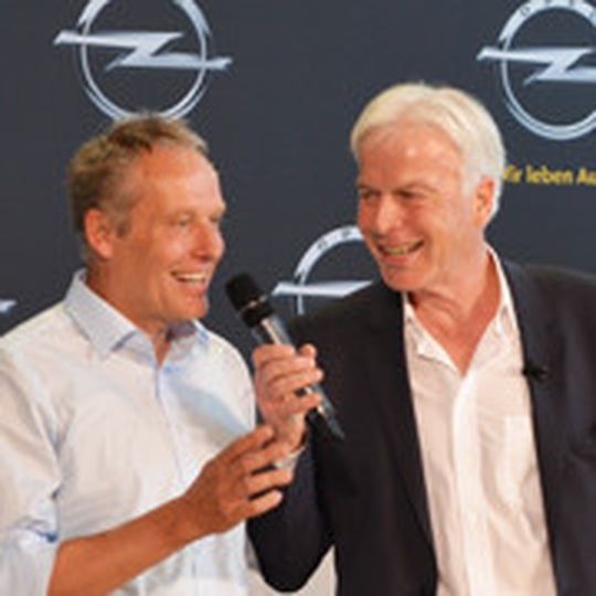 FSC-Trainer Christian Streich (links) und „Kicker“-Herausgeber Rainer Holzschuh. FSC-Trainer Christian Streich (links) und „Kicker“-Herausgeber Rainer Holzschuh.