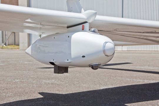 Die Hyperspektralkamera ist unter der Tragfläche des Forschungsflugzeugs angebracht. Sie kann die inneren Werte von Pflanzen analysieren. Die Hyperspektralkamera ist unter der Tragfläche des Forschungsflugzeugs angebracht. Sie kann die inneren Werte von Pflanzen analysieren.