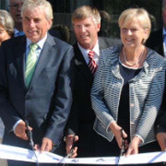 Eröffnung der PSA-Deutschlandzentrale: (v. re.) NRW-Ministerpräsidentin Hannelore Kraft, Citroën-Deutschlandchef Holger Böhme und der Kölner Oberbürgermeister Jürgen Roters. Eröffnung der PSA-Deutschlandzentrale: (v. re.) NRW-Ministerpräsidentin Hannelore Kraft, Citroën-Deutschlandchef Holger Böhme und der Kölner Oberbürgermeister Jürgen Roters.