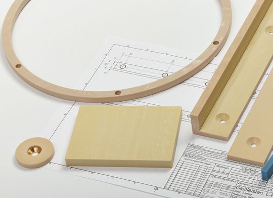 Iglidur J Platten gibt es aktuell in Materialstärken von 2 mm bis 25 mm, in sieben Abstufungen. Mithilfe des Igus Speedicut Service kann der Anwender zeichnungsgebunden die gewünschten Formen und Größen von igus maschinell bearbeiten lassen und sich dann die endbearbeiteten Formen ab Stückzahl eins liefern lassen.