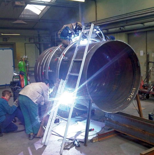 Mit der Orbitalschweißanlage wurden die Rohre geheftet und mit Füll- und Decklagen ausgeschweißt. Mit der Orbitalschweißanlage wurden die Rohre geheftet und mit Füll- und Decklagen ausgeschweißt.