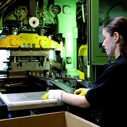 Mit MES (Manufacturing Execution System) kann sich der Werker an der Stanzmaschine auf seine Arbeit konzentrieren, ohne an Notizen oder Mengenzählungen denken zu müssen. Das macht den Arbeitsplatz auch sicherer. Mit MES (Manufacturing Execution System) kann sich der Werker an der Stanzmaschine auf seine Arbeit konzentrieren, ohne an Notizen oder Mengenzählungen denken zu müssen. Das macht den Arbeitsplatz auch sicherer.