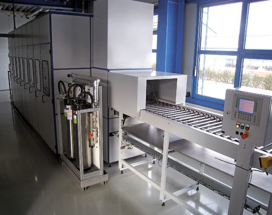 Die Anlage mit sechs Becken ermöglicht Reinigungs- und Passivierungsprozesse mit automatisiertem Warentransport. Die Anlage mit sechs Becken ermöglicht Reinigungs- und Passivierungsprozesse mit automatisiertem Warentransport.