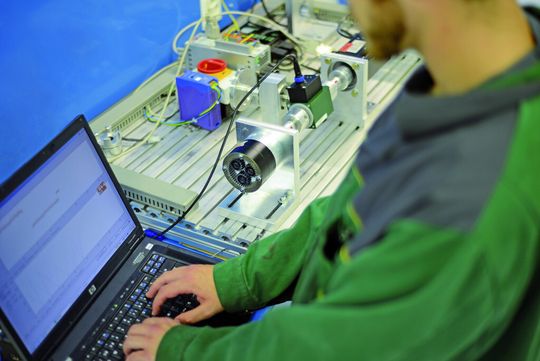 Die Antrimon Holding AG übernimmt alle Arbeiten vom Standardantrieb bis zum komplexen Antriebssystem, von der Entwicklung bis zur Serienproduktion. Dazu gehört auch ein hauseigenes Labor. Die Antrimon Holding AG übernimmt alle Arbeiten vom Standardantrieb bis zum komplexen Antriebssystem, von der Entwicklung bis zur Serienproduktion. Dazu gehört auch ein hauseigenes Labor.