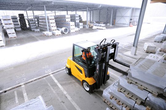 Die EFG-550-Stapler sind staubdicht und Spritzwasser geschützt und dadurch prädestiniert für den Ausseneinsatz. Die EFG-550-Stapler sind staubdicht und Spritzwasser geschützt und dadurch prädestiniert für den Ausseneinsatz.