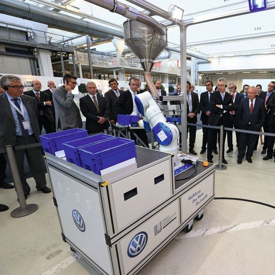 Vorstandsmitglieder mehrerer Marken beobachten auf dem Innovationstag Logistik das so genannte Air-Move-System zum Transport von Kleinteilen Vorstandsmitglieder mehrerer Marken beobachten auf dem Innovationstag Logistik das so genannte Air-Move-System zum Transport von Kleinteilen