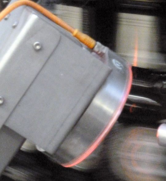 Integriert in ein spezielles Gehäuse muss der Sensor innerhalb von 25 ms das Vorhandensein der Beschriftung prüfen. Integriert in ein spezielles Gehäuse muss der Sensor innerhalb von 25 ms das Vorhandensein der Beschriftung prüfen.