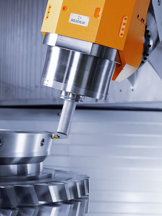 Drehoperationen mit bis zu 400 Umdrehungen pro Minute können mit dem Rundtisch in den Dimensionen 1400 oder 1800 und geklemmter Spindel realisiert werden. Drehoperationen mit bis zu 400 Umdrehungen pro Minute können mit dem Rundtisch in den Dimensionen 1400 oder 1800 und geklemmter Spindel realisiert werden.