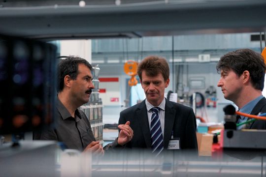 Bild 3: «Neben dem eigengelagerten Winkelmessgerät RCN 5000 werden unter anderem Heidenhain-Steuerungen sowie -Linearmassstäbe in den Präzisionsrundschleifmaschinen Kel-Vera und Kel-Varia eingesetzt», erläutert Bernard Gschwend im Gespräch mit Dr. Friedrich Ruech und Michael Martin. Bild 3: «Neben dem eigengelagerten Winkelmessgerät RCN 5000 werden unter anderem Heidenhain-Steuerungen sowie -Linearmassstäbe in den Präzisionsrundschleifmaschinen Kel-Vera und Kel-Varia eingesetzt», erläutert Bernard Gschwend im Gespräch mit Dr. Friedrich Ruech und Michael Martin.