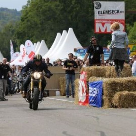 Die Kurzstreckenrennen cooler Motorradkonzepte, die gegeneinander antreten, sind das Salz in der Suppe des Events. Die Kurzstreckenrennen cooler Motorradkonzepte, die gegeneinander antreten, sind das Salz in der Suppe des Events.