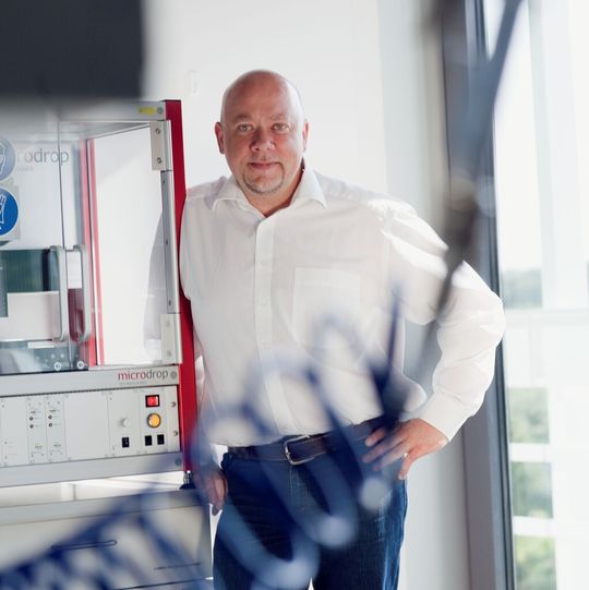 Prof. Dr. Markus Biesalski, Professor für Makromolekulare Chemie und Papierchemie an der TU Darmstadt und Koordinator des LOEWE-Schwerpunkts Soft Control. Zusammen mit seinem Team entwickelt Prof. Biesalski Papier, das mit Kunststoffen modifiziert u.a. als Mikroreaktoren, UV-Sensor und Diagnostiktest verwendet werden kann. Prof. Dr. Markus Biesalski, Professor für Makromolekulare Chemie und Papierchemie an der TU Darmstadt und Koordinator des LOEWE-Schwerpunkts Soft Control. Zusammen mit seinem Team entwickelt Prof. Biesalski Papier, das mit Kunststoffen modifiziert u.a. als Mikroreaktoren, UV-Sensor und Diagnostiktest verwendet werden kann.