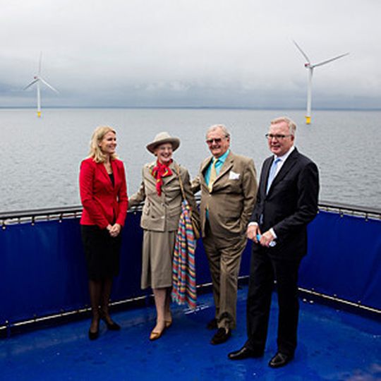 Hoher Besuch bei der Windpark-Einweihung (von links): dänische Premierministerin Helle Thorning-Schmidt, Königin Margrethe II von Dänemark, Prinz Henrik, Prinzgemahl von Dänemark sowie Fritz Schur, Vorstandsvorsitzender von Dong Energy.
