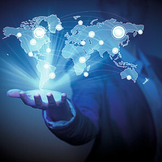 Unternehmen, die in global verteilten Werken viele Produkte mit hoher Variantenvielfalt fertigen, geraten bei ihren Optimierungsbemühungen regelmäßig in einen Zielkonflikt. Unternehmen, die in global verteilten Werken viele Produkte mit hoher Variantenvielfalt fertigen, geraten bei ihren Optimierungsbemühungen regelmäßig in einen Zielkonflikt.