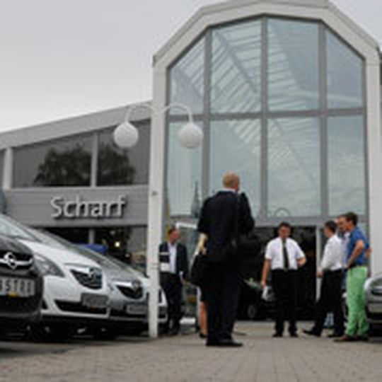 Die Jury machte sich beim Nürnberger Autohaus Scharf ihr eigenes Bild über die Online-Strategie des Unternehmens. Die Jury machte sich beim Nürnberger Autohaus Scharf ihr eigenes Bild über die Online-Strategie des Unternehmens.