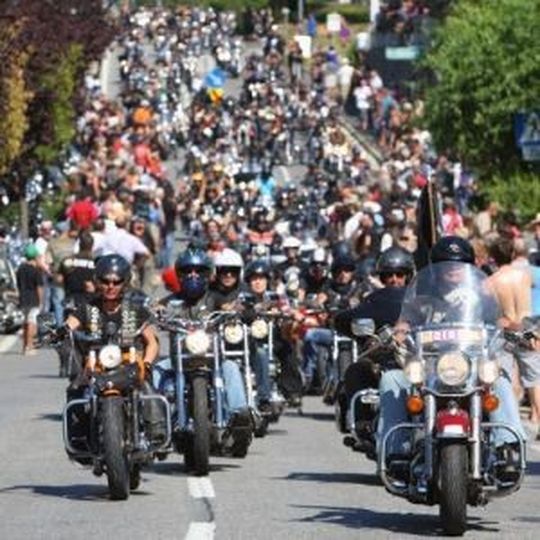 Die Motorradparade mit 25.000 Maschinen war eines der Highlights auf dem Motorradfestival. Die Motorradparade mit 25.000 Maschinen war eines der Highlights auf dem Motorradfestival.