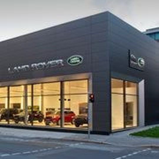 Glinicke British Cars Frankfurt glänzt in der neuen CI con Jaguar/Land Rover. Glinicke British Cars Frankfurt glänzt in der neuen CI con Jaguar/Land Rover.