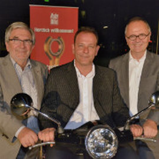 Bei der Preisverleihung der Jubiläumsgruppe bei „Deutschlands bester Autofahrer“ (v.li.): Hans-Peter Lange, Präsident Kfz-Gewerbe Berlin-Brandenburg, Vespa-Gewinner Stefan Laudien und ZDK-Sprecher Ulrich Köster. Bei der Preisverleihung der Jubiläumsgruppe bei „Deutschlands bester Autofahrer“ (v.li.): Hans-Peter Lange, Präsident Kfz-Gewerbe Berlin-Brandenburg, Vespa-Gewinner Stefan Laudien und ZDK-Sprecher Ulrich Köster.