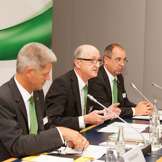 Manfred Wolf (Bildmitte): „Bezüglich der Konjunkturerwartungen schwanken wir zwischen gedämpftem Optimismus und dann wieder großer Unsicherheit und Wechselhaftigkeit.“ Neben ihm nahmen an der Pressekonferenz Harald Kettenbach, Leiter der Presseabteilung (l.) und Kai Knickmann, Vizepräsident Automobil-Erstausrüstung, teil. Manfred Wolf (Bildmitte): „Bezüglich der Konjunkturerwartungen schwanken wir zwischen gedämpftem Optimismus und dann wieder großer Unsicherheit und Wechselhaftigkeit.“ Neben ihm nahmen an der Pressekonferenz Harald Kettenbach, Leiter der Presseabteilung (l.) und Kai Knickmann, Vizepräsident Automobil-Erstausrüstung, teil.
