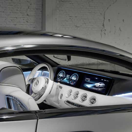 Das Infotainmentsystem des Konzeptfahrzeugs verfolgt einen ausgeklügelten Ansatz: Kombi-Instrument und Head Unit sind vollständig digital. Das Infotainmentsystem des Konzeptfahrzeugs verfolgt einen ausgeklügelten Ansatz: Kombi-Instrument und Head Unit sind vollständig digital.