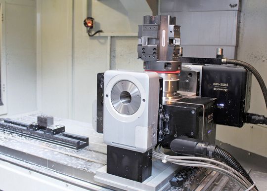 Macht aus einem dreiachsigen Bearbeitungszentrum eine produktive 5-Achs-Maschine: der Zwei-Achsen-Drehtisch T1-520520.ORR varioX von pL Lehmann. Macht aus einem dreiachsigen Bearbeitungszentrum eine produktive 5-Achs-Maschine: der Zwei-Achsen-Drehtisch T1-520520.ORR varioX von pL Lehmann.