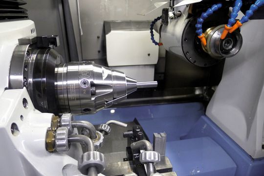 SRS lässt sich ohne grossen Aufwand auf jede gängige Bearbeitungsmaschine adaptieren. Dazu hat die Schaublin GmbH mit verschiedenen Maschinenherstellern entsprechende Flansche entwickelt. Im Bild eine Anca-Schleifmaschine. SRS lässt sich ohne grossen Aufwand auf jede gängige Bearbeitungsmaschine adaptieren. Dazu hat die Schaublin GmbH mit verschiedenen Maschinenherstellern entsprechende Flansche entwickelt. Im Bild eine Anca-Schleifmaschine.