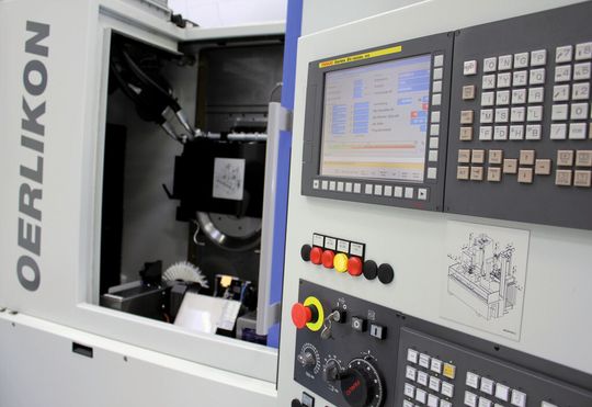 Die Fanuc-gesteuerte Werkzeugschleifmaschine Oerlikon B 27 eignet sich für die Produktion und zum Nachschleifen von Stabmessern für Kegelrad-Fräs- und -Wälzschäl-Messerköpfe. Die Fanuc-gesteuerte Werkzeugschleifmaschine Oerlikon B 27 eignet sich für die Produktion und zum Nachschleifen von Stabmessern für Kegelrad-Fräs- und -Wälzschäl-Messerköpfe.