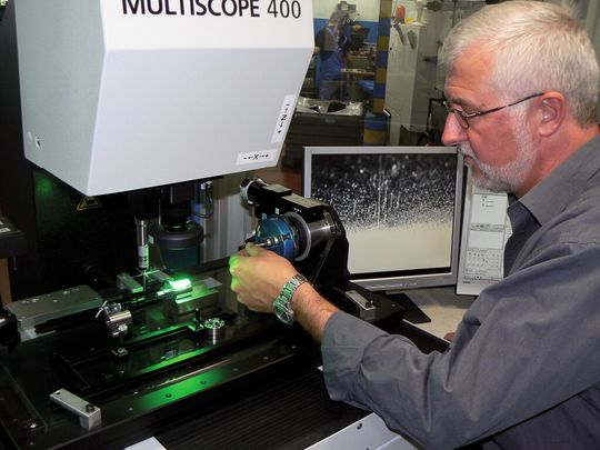 Eine hohe Produktqualität ist für Gotzeina unerlässlich. Im klimatisierten Feinmessraum werden die Messaufgaben von optischen Messmaschinen und der 3D-Multisensor-Messmaschine vollautomatisch gelöst. Eine hohe Produktqualität ist für Gotzeina unerlässlich. Im klimatisierten Feinmessraum werden die Messaufgaben von optischen Messmaschinen und der 3D-Multisensor-Messmaschine vollautomatisch gelöst.