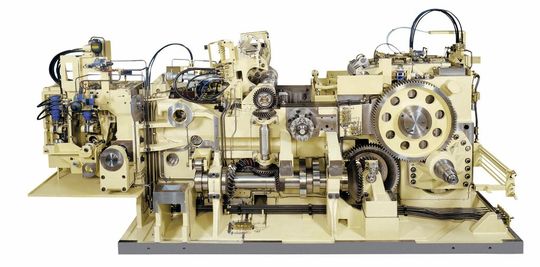 Beim Kaltfliesspressen wird der Werkstoff in der Kaltpresse unter hohem Druck zum Fliessen und mithilfe von Matrizen in eine massgenaue Bauteilform gebracht. Beim Kaltfliesspressen wird der Werkstoff in der Kaltpresse unter hohem Druck zum Fliessen und mithilfe von Matrizen in eine massgenaue Bauteilform gebracht.