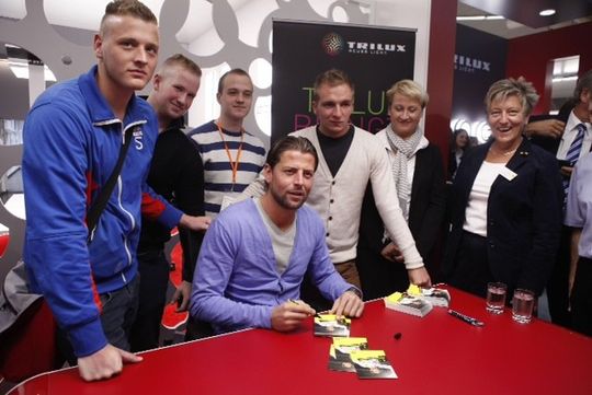 BVB-Profi Roman Weidenfeller war auf der Elektrotechnik am Stand von Trilux zu Gast und gab Autogramme. BVB-Profi Roman Weidenfeller war auf der Elektrotechnik am Stand von Trilux zu Gast und gab Autogramme.