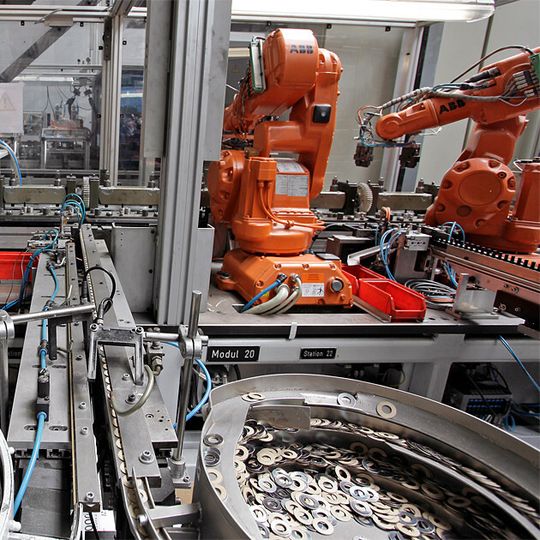 Ab dem Herbst 2014 will Edscha in seinem neuen Werk in Togliatti/Russland Türscharniere sowie Heckklappen- und Hecktürscharniere für einen russischen Automobilkonzern produzieren. Ab dem Herbst 2014 will Edscha in seinem neuen Werk in Togliatti/Russland Türscharniere sowie Heckklappen- und Hecktürscharniere für einen russischen Automobilkonzern produzieren.