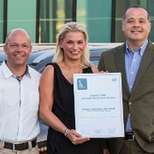 Die Sieger Jens Kruse (li.) und Simone Lahrmann mit Volvo-Deutschland-Geschäftsführer Bernhard Bauer.