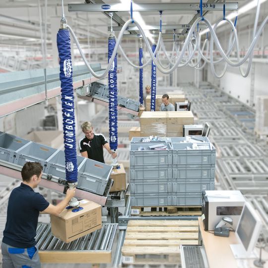 Mit dem Vakuum-Schlauchheber Jumbo-Flex werden Lasten bis 35 kg mit einer Hand schnell und ergonomisch bewegt. Mit dem Vakuum-Schlauchheber Jumbo-Flex werden Lasten bis 35 kg mit einer Hand schnell und ergonomisch bewegt.