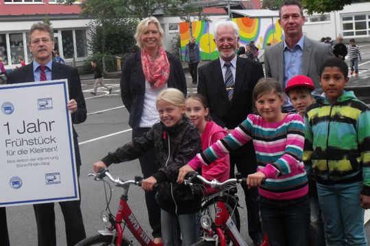 Die Kfz-Innung Bonn unterstützt die Grundschule Troisdorf-Sieglar (v.li.): Ernst Wittlich (Geschäftsführer Kfz-Innung Bonn), Claudia Rickert-Barth (Schulleiterin), Manfred Jansen (Innungsobermeister) und Peter Nelles (Innungsvorstand). – Zum Vergrößern bitte Bild klicken.