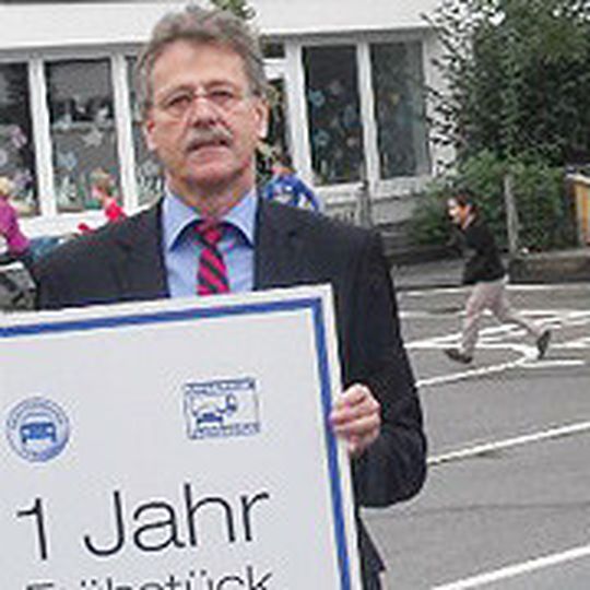 Ernst Wittlich, Geschäftsführer der Kfz-Innung Bonn, übergibt symbolisch die Essensspende.