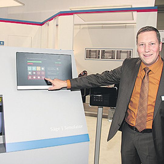 „Die Simulationssoftware zeigt die Ersparnis, die IPC-Bandsägen möglich machen“, erklärt Holger Schoepe. „Die Simulationssoftware zeigt die Ersparnis, die IPC-Bandsägen möglich machen“, erklärt Holger Schoepe.