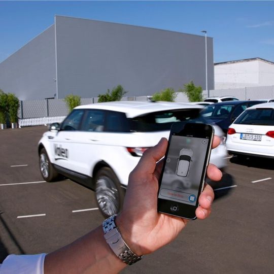 Der smartphonegesteuerte Einparkassistent „Valet Park4U“ von Valeo pilotiert das Fahrzeug automatisch auf einen freien Parkplatz und holt es auf Befehl wieder zum Fahrer zurück. Der smartphonegesteuerte Einparkassistent „Valet Park4U“ von Valeo pilotiert das Fahrzeug automatisch auf einen freien Parkplatz und holt es auf Befehl wieder zum Fahrer zurück.