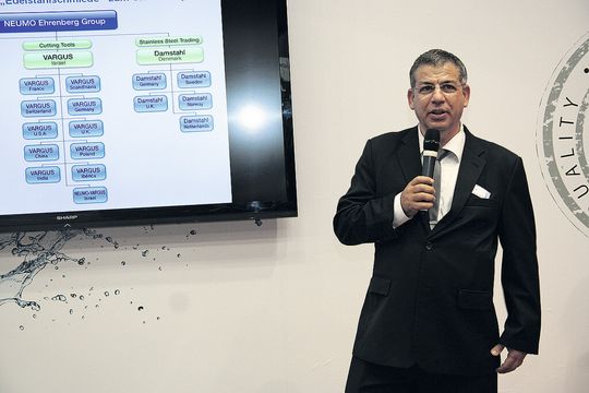 Avi Cohen, Geschäftsführer Vargus, präsentierte das erweiterte Produktportfolio an Gewinde-Dreh- und Fräswerkzeugen. Avi Cohen, Geschäftsführer Vargus, präsentierte das erweiterte Produktportfolio an Gewinde-Dreh- und Fräswerkzeugen.