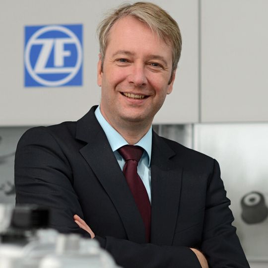 Der ZF-Vorstandsvorsitzende Dr. Stefan Sommer sieht denKonzern trotz eines uneinheitlichen Marktumfelds weiter auf Kurs. Der ZF-Vorstandsvorsitzende Dr. Stefan Sommer sieht denKonzern trotz eines uneinheitlichen Marktumfelds weiter auf Kurs.