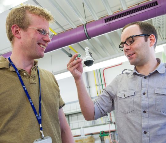 Professor David Scheschkewitz (l.) und sein Mitarbeiter Michael J. Cowley Professor David Scheschkewitz (l.) und sein Mitarbeiter Michael J. Cowley
