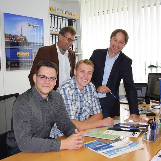 Klaus Fischer, Ausbildungsleiter bei Rieck (hinten links) und Patrick von Oy, Rieck-Geschäftsleitung (hinten rechts), mit den Studenten Nicolas Salchow (links) und Kilian Briese. Klaus Fischer, Ausbildungsleiter bei Rieck (hinten links) und Patrick von Oy, Rieck-Geschäftsleitung (hinten rechts), mit den Studenten Nicolas Salchow (links) und Kilian Briese.