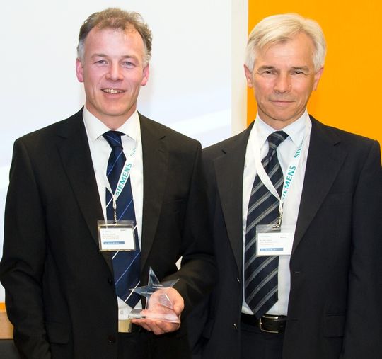Max Sterk, Rafi-Geschäftsbereichsleiter Systeme (rechts) und Peter Kiechle, Key Account Manager von Rafi, nahmen den „Star of Motion Control“ von Siemens entgegen.