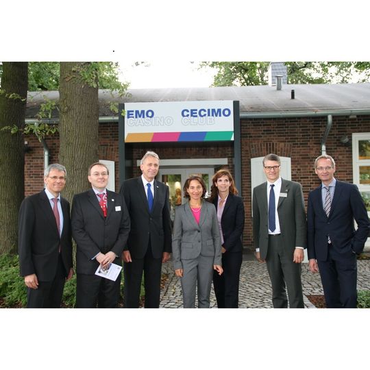 Zwischenstopp am Haus der Nationen: Dr. Daniela Stoffel Delprete und die Teilnehmer der Delegation von Schweizer Unternehmern. Zwischenstopp am Haus der Nationen: Dr. Daniela Stoffel Delprete und die Teilnehmer der Delegation von Schweizer Unternehmern.