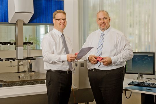 Andreas Kaufmann (links), Leiter Verkauf, und Christoph Spirig (rechts), Leiter Supply Chain, arbeiten eng zusammen, um den Outsourcing-Kunden von Faes einen Kostenvorteil zu verschaffen. Andreas Kaufmann (links), Leiter Verkauf, und Christoph Spirig (rechts), Leiter Supply Chain, arbeiten eng zusammen, um den Outsourcing-Kunden von Faes einen Kostenvorteil zu verschaffen.