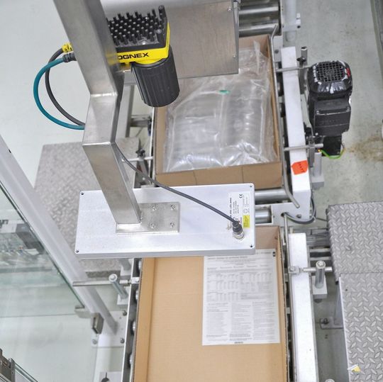 Bild 1: Sicherheit auf ganzer Linie: Vor dem Befüllen der Kartons garantieren die In-Sight-5605-Vision-Systeme das Lesen der Pharmacodes. Bild 1: Sicherheit auf ganzer Linie: Vor dem Befüllen der Kartons garantieren die In-Sight-5605-Vision-Systeme das Lesen der Pharmacodes.