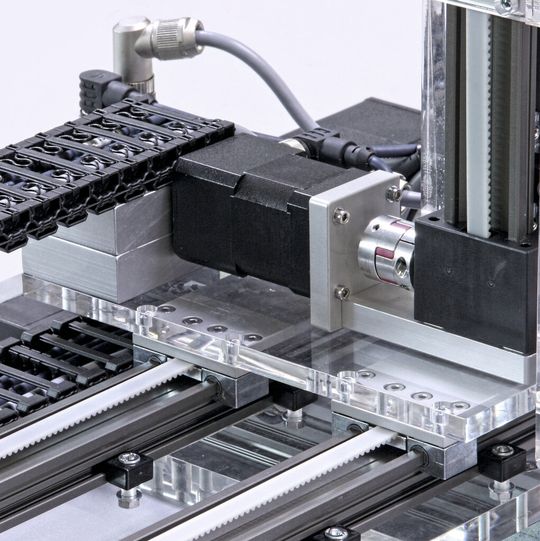 Bild 1: Mit entsprechendem Baukasten lassen sich aus Kunststoff-Linearführungen mit Schrittmotoren, Energieketten sowie den passenden „chainflex“-Leitungen komplette einbaufertige Betriebseinheiten zusammenstellen.