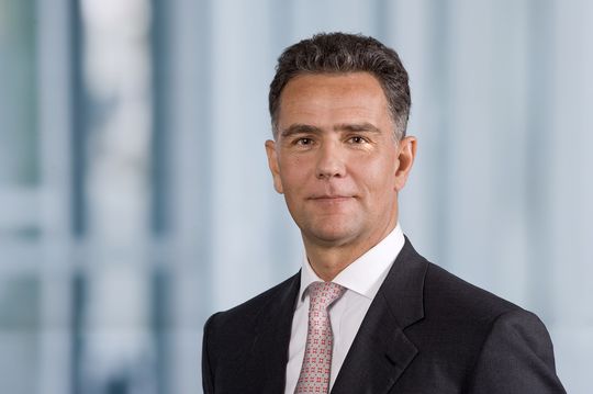 „Europa muss seinen Strombedarf decken und will gleichzeitig die Umweltauswirkungen minimieren", sagt Brice Koch, Leiter der Division Energietechniksysteme von ABB. „Europa muss seinen Strombedarf decken und will gleichzeitig die Umweltauswirkungen minimieren", sagt Brice Koch, Leiter der Division Energietechniksysteme von ABB.