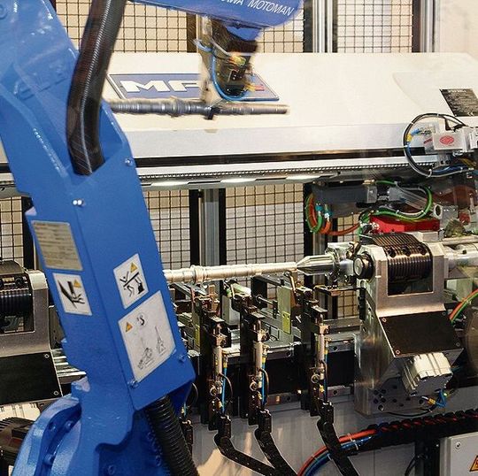 Das Unternehmen MAE bietet mit der Baureihe M-AH automatisierte Anlagen für das fehlerfreie Richten von Getriebewellen an.