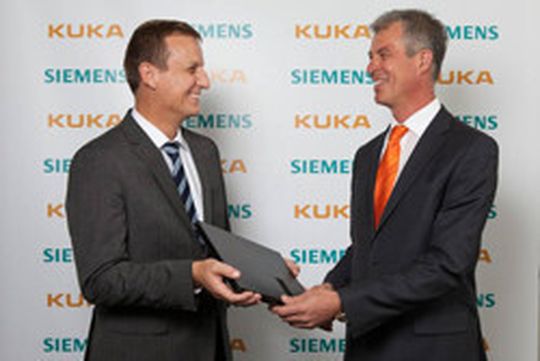 Manfred Gundel, CEO der Kuka Roboter GmbH (r.) und Dr. Robert Neuhauser, CEO der Business Unit Motion Control Systems bei Siemens haben auf der EMO in Hannover eine umfassende Kooperation angekündigt. Manfred Gundel, CEO der Kuka Roboter GmbH (r.) und Dr. Robert Neuhauser, CEO der Business Unit Motion Control Systems bei Siemens haben auf der EMO in Hannover eine umfassende Kooperation angekündigt.