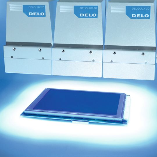 Aushärtung eines großformatigen Displays mit Delolux 20 Array. Aushärtung eines großformatigen Displays mit Delolux 20 Array.